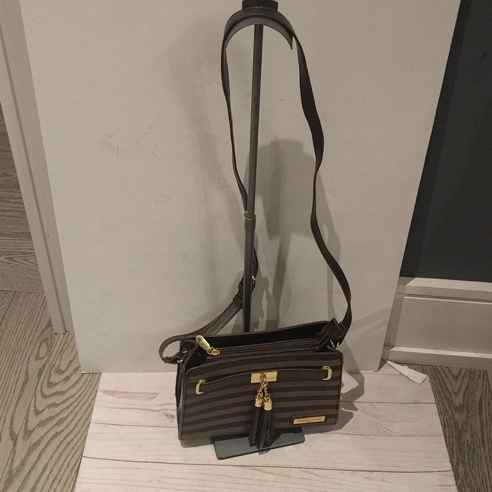Nice crossbody bag by Adrianna Vittadini 🍀